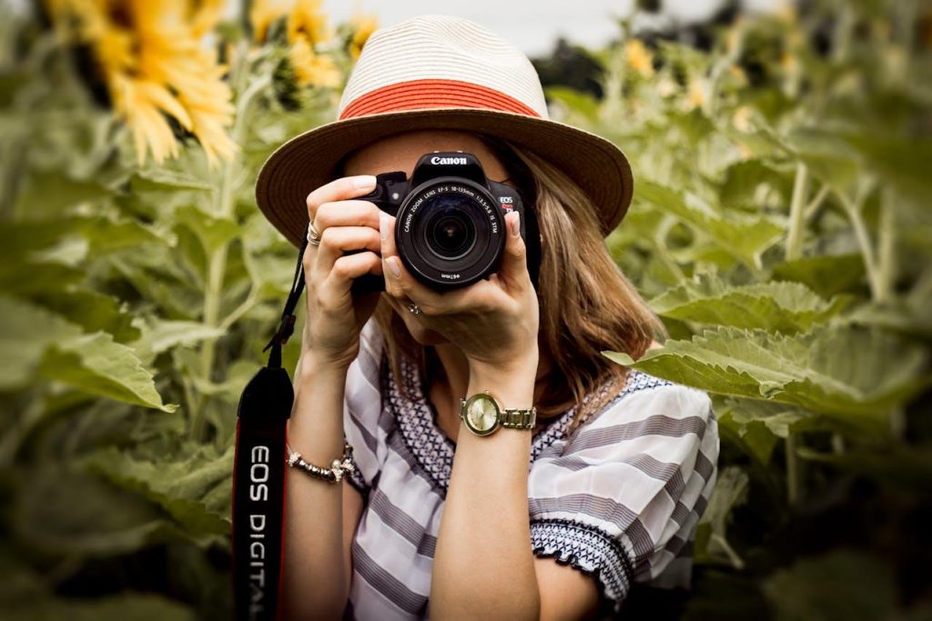 Over ons Fotograaf ziet de perfecte locatie voor fotoshoot in een natuurlijke, goed verlichte omgeving met artistieke achtergrond