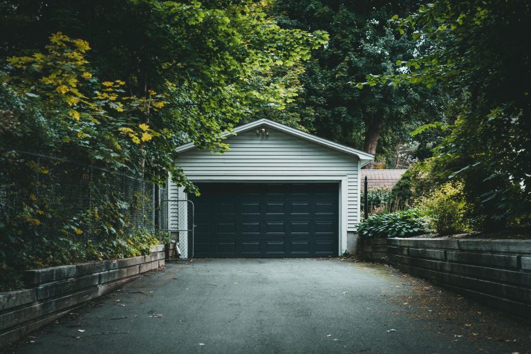 Elektrische garagedeur voor senioren die comfort en gebruiksgemak biedt met afstandsbediening